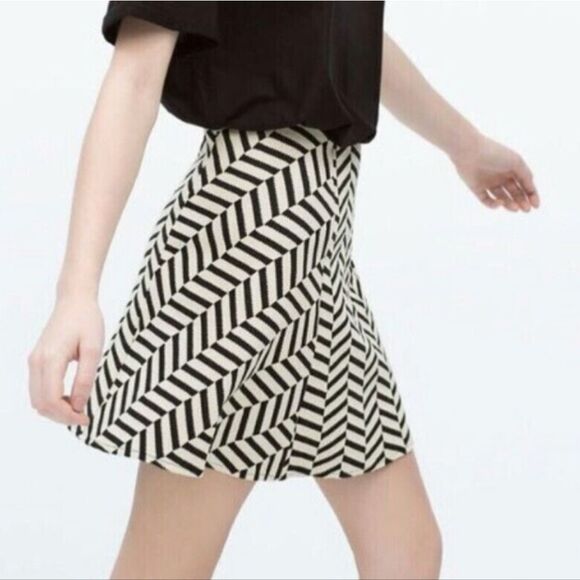 EUC Zara Trafaluc S Stretch Knit Black And Whire Patterned Mini Skirt - Picture 1 of 5